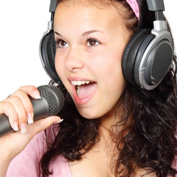 girl-holding-karaoke-mic-41542-min